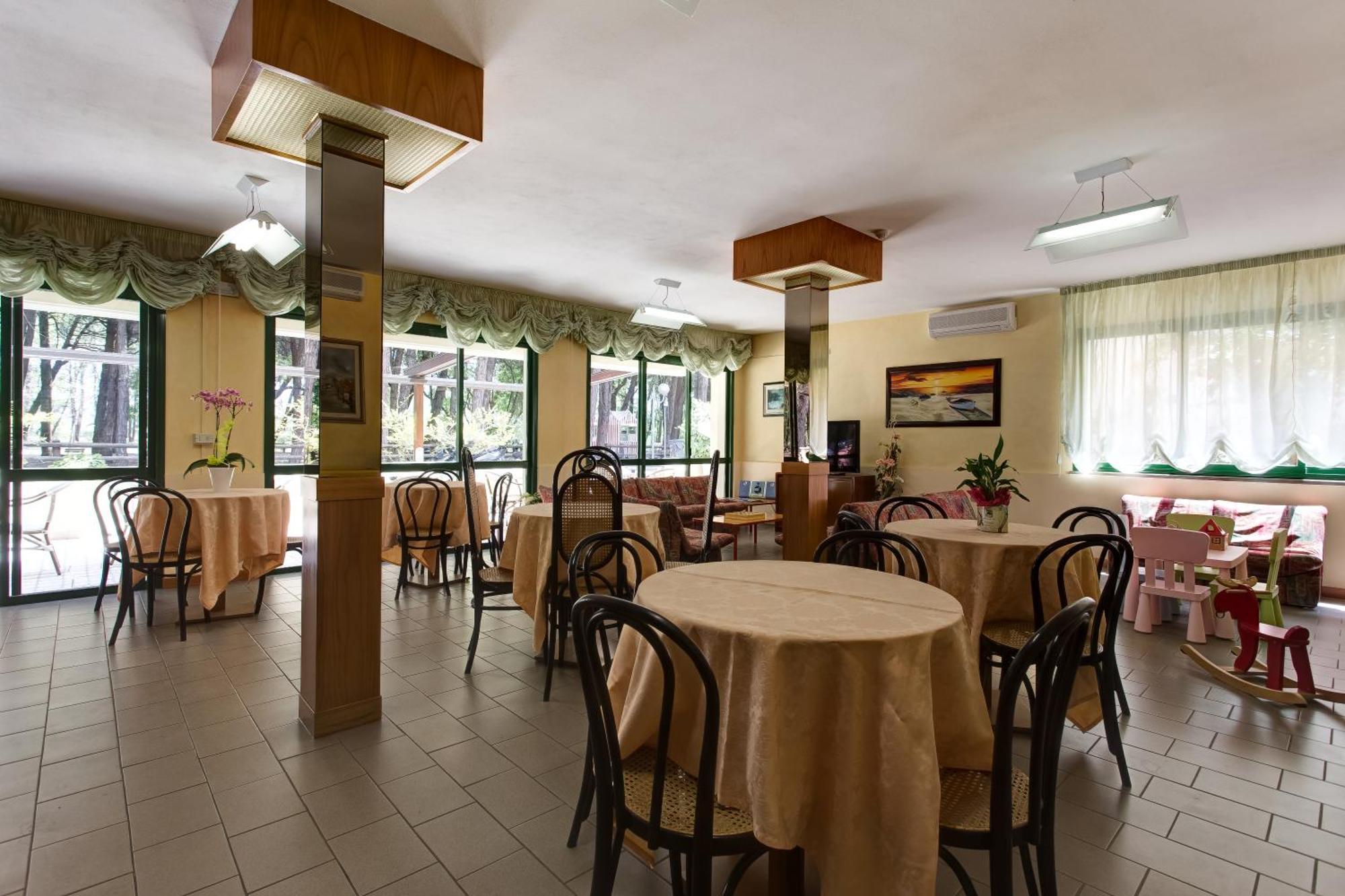 Hotel Valentino Pinarella Εξωτερικό φωτογραφία