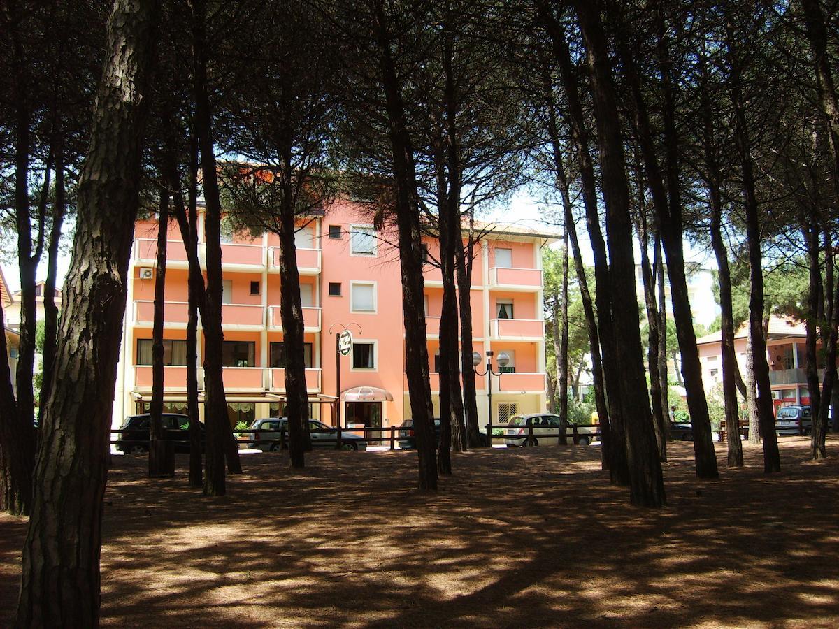 Hotel Valentino Pinarella Εξωτερικό φωτογραφία